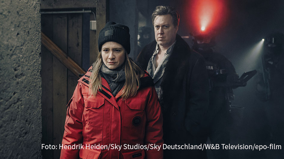 Die Nominierungen für den Deutschen Fernsehpreis stehen in 28 von insgesamt 30 Kategorien fest. Jury-Chef Wolf Bauer konstatiert einen zunehmenden „Mut zum Experimentieren“. Zu den Favoriten zählt die fünffach nominierte Sky-Serie „Der Pass“ mit Julia Jentsch und Nicholas Ofczarek. (Foto: Hendrik Heiden/Sky Studios/Sky Deutschland/W&B Television/epo-film)