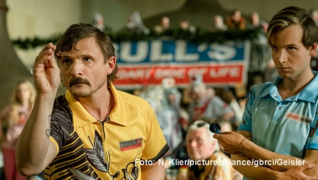 Im Vorfeld der offiziellen Eröffnung des Film Festival Cologne findet am morgigen 21. Oktober der „European Series Day“ statt. Vorgestellt werden u.a. auch neue deutsche Serien wie die für Sky produzierte Comedy „Die Wespe“ mit Florian Lukas und Leonard Scheicher. (Foto: N. Klier/picture alliance/gbrci/Geisler)