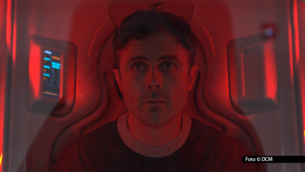 Ab sofort ist der Science-Fiction-Thriller „Slingshot“ auf MagentaTV verfügbar. Der Film von Mikael Håfström erzählt die packende Geschichte einer dreiköpfigen Crew, die auf einer riskanten Mission zum Saturnmond Titan reist. In der Hauptrolle ist Oscar-Preisträger Casey Affleck zu sehen. (Foto © DCM)