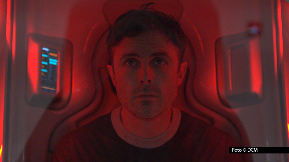 Ab sofort ist der Science-Fiction-Thriller „Slingshot“ auf MagentaTV verfügbar. Der Film von Mikael Håfström erzählt die packende Geschichte einer dreiköpfigen Crew, die auf einer riskanten Mission zum Saturnmond Titan reist. In der Hauptrolle ist Oscar-Preisträger Casey Affleck zu sehen. (Foto © DCM)