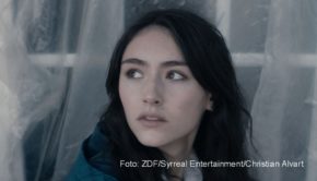 Die Virus-Thrillerserie „Sløborn" von Christian Alvart geht in die zweite Staffel. Ab dem 7. Januar 2022 sind die sechs neuen Folgen, in denen wieder Emily Kusche eine Hauptrolle spielt, in der ZDF-Mediathek abrufbar. Danach folgt die TV-Ausstrahlung bei ZDFneo und im ZDF-Hauptprogramm. (Foto: ZDF/Syrreal Entertainment/Christian Alvart)