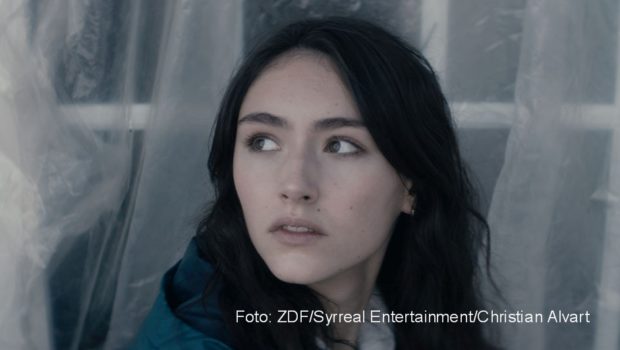 Die Virus-Thrillerserie „Sløborn" von Christian Alvart geht in die zweite Staffel. Ab dem 7. Januar 2022 sind die sechs neuen Folgen, in denen wieder Emily Kusche eine Hauptrolle spielt, in der ZDF-Mediathek abrufbar. Danach folgt die TV-Ausstrahlung bei ZDFneo und im ZDF-Hauptprogramm. (Foto: ZDF/Syrreal Entertainment/Christian Alvart)