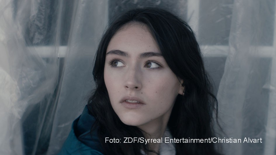 Die Virus-Thrillerserie „Sløborn" von Christian Alvart geht in die zweite Staffel. Ab dem 7. Januar 2022 sind die sechs neuen Folgen, in denen wieder Emily Kusche eine Hauptrolle spielt, in der ZDF-Mediathek abrufbar. Danach folgt die TV-Ausstrahlung bei ZDFneo und im ZDF-Hauptprogramm. (Foto: ZDF/Syrreal Entertainment/Christian Alvart)