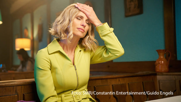 Die neue ARD-Comedyserie „Smeilingen“ startet am 31. Oktober in der ARD-Mediathek und am 1. November um 21:45 Uhr im Ersten. Stars wie Uwe Ochsenknecht, Michelle Hunziker und Heino Ferch bringen die skurrilste Dorfgeschichten auf den Bildschirm. (Foto: SWR/Constantin Entertainment/Guido Engels)