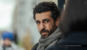 Schauspieler Eylas M’Barek übernimmt in der Serien-Verfilmung von „Smillas Gespür für Schnee“ die Rolle des Nachbarn und Geheimagenten Rahid. Alle sechs Folgen gibt’s ab dem 1. Dezember beim Streamingportal MagentaTV+. Foto © Constantin Film/Andrej Vasilenko