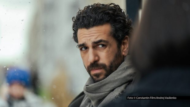 Schauspieler Eylas M’Barek übernimmt in der Serien-Verfilmung von „Smillas Gespür für Schnee“ die Rolle des Nachbarn und Geheimagenten Rahid. Alle sechs Folgen gibt’s ab dem 1. Dezember beim Streamingportal MagentaTV+. Foto © Constantin Film/Andrej Vasilenko