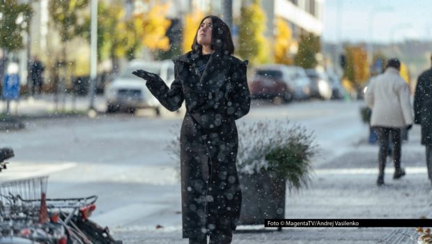 Der Kultthriller „Fräulein Smillas Gespür für Schnee“ feierte 1997 seine Premiere. Rund 28 Jahre später kehrt die dystopische Geschichte als packendes Serien-Remake zurück. Ab dem 1. Dezember gibt’s die sechsteilige Serie exklusiv bei MagentaTV+. Foto © MagentaTV/Andrej Vasilenko