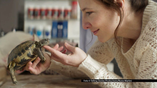 Die 13. Ausgabe des Snowdance Independent Film Festival startet am 4. Februar in Essen. Zu sehen gibt’s u.a. das Drama „Draußen die Welt“ von und mit Katrine Eichberger. Neben deutschen werden auch internationale Filmproduktionen, u.a. aus den USA und Rumänien, gezeigt. (Foto © Telling Stories Productions/Nuno Martini)