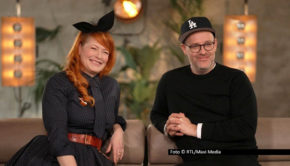 Am ersten Samstag des Jahres 2026 wirft Vox in einer neuen Ausgabe seiner Doku-Reihe „So klingt Deutschland“ einen Blick auf besonders langlebige Chart-Hits. Das Ranking der Dauerbrenner kommentieren Promis wie Enie van de Meiklokjes, Ben Blümel, Matze Knop und Natalie Horler. Foto © RTL/Maxi Media