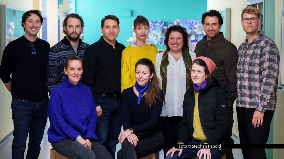 In Berlin haben unlängst die Dreharbeiten zu dem von Storming Donkey produzierten Kino-Drama „Söhne“ unter der Regie von Ekrem Ergün begonnen. Die Hauptrollen spielen Meltem Kaptan, Serkan Kaya, Katharina Marie Schubert und Hanno Koffler. (Foto © Stephan Rabold)