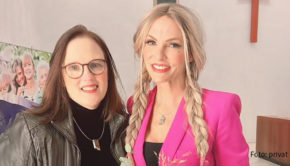 Die Moderatorin, Schauspielerin und Autorin Sonya Kraus wurde für den couragierten Umgang mit ihrer Krebserkrankung ausgezeichnet. Pfarrerin Anja Schwier-Weinrich vom Landesverband Evangelische Frauen in Hessen und Nassau überreichte ihr den Katharina-Zell-Preis. (Foto: privat)