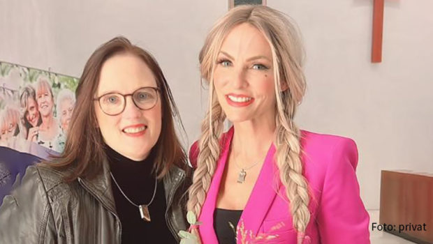 Die Moderatorin, Schauspielerin und Autorin Sonya Kraus wurde für den couragierten Umgang mit ihrer Krebserkrankung ausgezeichnet. Pfarrerin Anja Schwier-Weinrich vom Landesverband Evangelische Frauen in Hessen und Nassau überreichte ihr den Katharina-Zell-Preis. (Foto: privat)