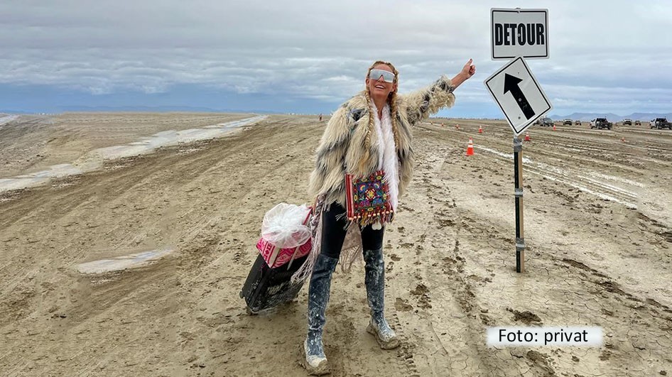 Waiting for the bus: Moderatorin und Schauspielerin Sonya Kraus wurde, wie Zehntausende weitere Besucherinnen und Besucher, beim Wüstenfestival Burning Man in Nevada von sintflutartigen Regenfällen überrascht. Mit einem Fünf-Meilen-Fußmarsch gelang es ihr, in sichere Gefilde vorzudringen. (Foto: privat)