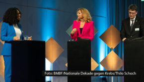 Zum Weltkrebstag sprach Bestsellerautorin und Moderatorin Sonya Kraus beim Kongress „Future X Change“ mit Moderatorin Totinia Hörner und Prof. Michael Baumann von der Deutschen Krebsstiftung über das Überwinden ihrer Krebserkrankung. (Foto: BMBF/Nationale Dekade gegen Krebs/Thilo Schoch)
