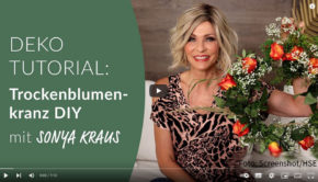 Auf dem Youtube-Kanal des Homeshopping-Spezialisten HSE präsentiert sich Sonya Kraus einmal mehr als Do-It-Yourself-Expertin. In einer neuen Rubrik zum Thema Heimwerken ist nun ihr erster Clip online gegangen. Mit frischen Blumen zeigt Kraus, wie leicht Upcycling funktionieren kann. (Foto: Screenshot/HSE)