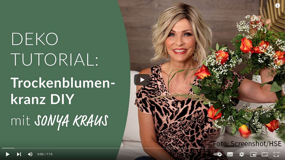 Auf dem Youtube-Kanal des Homeshopping-Spezialisten HSE präsentiert sich Sonya Kraus einmal mehr als Do-It-Yourself-Expertin. In einer neuen Rubrik zum Thema Heimwerken ist nun ihr erster Clip online gegangen. Mit frischen Blumen zeigt Kraus, wie leicht Upcycling funktionieren kann. (Foto: Screenshot/HSE)