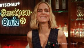 An den beiden letzten Spieltagen der Fußball-Europameisterschaft lädt Moderatorin Stephanie Müller-Spirra jeweils noch einmal zum „Sportschau EM-Kneipenquiz“ im Ersten ein. Nach dem Halbfinale am 10. Juli sind u.a. Sänger Johannes Strate und Schauspielerin Nilam Farooq als Gäste mit dabei. (Foto: Marco J. Drews)