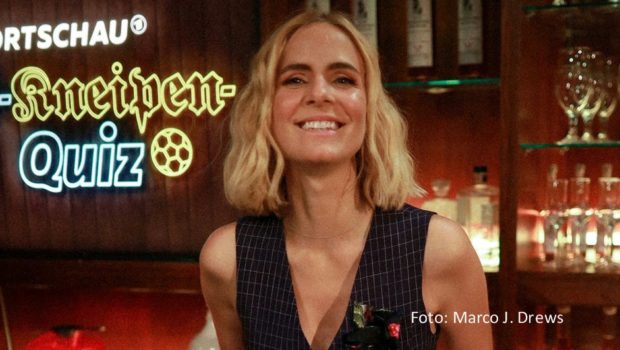 An den beiden letzten Spieltagen der Fußball-Europameisterschaft lädt Moderatorin Stephanie Müller-Spirra jeweils noch einmal zum „Sportschau EM-Kneipenquiz“ im Ersten ein. Nach dem Halbfinale am 10. Juli sind u.a. Sänger Johannes Strate und Schauspielerin Nilam Farooq als Gäste mit dabei. (Foto: Marco J. Drews)