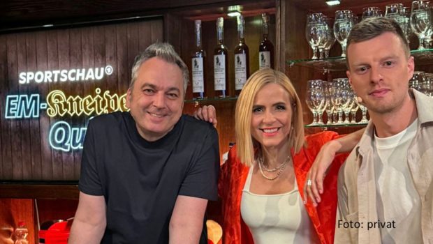 Das „Sportschau EM-Kneipenquiz“ mit Moderatorin Stephanie Müller-Spirra, Sidekick Malte Völz und Stamm-Rategast ist gut aus den Startlöchern gekommen. Schon am heutigen 17. Juni geht’s mit der zweiten Ausgabe weiter – auch diesmal live aus der Bochumer Kneipe „Zum Kuhhirten“. (Foto: privat)