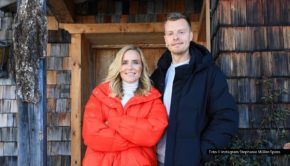 Zum Auftakt des Wintersport-Wochenendes im Ersten feiert das „Sportschau Hüttenquiz“ seine TV-Premiere. Die ersten beiden Folgen der von Stephanie Müller-Spirra moderierten und von Malte Völz begleiteten Show sind bereits jetzt in voller Länge in der ARD-Mediathek abrufbar. Foto © Instagram Stephanie Müller-Spirra