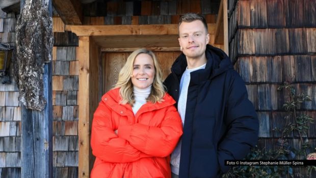 Zum Auftakt des Wintersport-Wochenendes im Ersten feiert das „Sportschau Hüttenquiz“ seine TV-Premiere. Die ersten beiden Folgen der von Stephanie Müller-Spirra moderierten und von Malte Völz begleiteten Show sind bereits jetzt in voller Länge in der ARD-Mediathek abrufbar. Foto © Instagram Stephanie Müller-Spirra