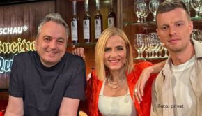 Auch am letzten Spieltag der Gruppenphase werden beim „Sportschau EM-Kneipenquiz“ am 26. Juni wieder knifflige Fragen gestellt. Quizmasterin Stephanie Müller-Spirra, Chef-Rater Arnd Zeigler und Comedian Malte Völz gehen nach dem Spiel Tschechien gegen Türkei im Ersten auf Sendung. (Foto: privat)