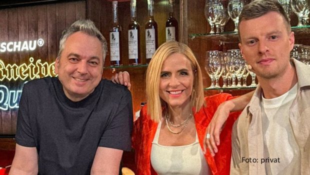 Auch am letzten Spieltag der Gruppenphase werden beim „Sportschau EM-Kneipenquiz“ am 26. Juni wieder knifflige Fragen gestellt. Quizmasterin Stephanie Müller-Spirra, Chef-Rater Arnd Zeigler und Comedian Malte Völz gehen nach dem Spiel Tschechien gegen Türkei im Ersten auf Sendung. (Foto: privat)