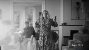 Als Gesicht der Werbekampagne des Versicherungskonzerns VHV ist Entertainerin Barbara Schöneberger ab 1. Juli in einem neuen Spot zu sehen. In „Nachbarn“ macht sie gewohnt humorvoll auf die Wichtigkeit einer privaten Haftpflichtversicherung aufmerksam. (Foto: VHV)