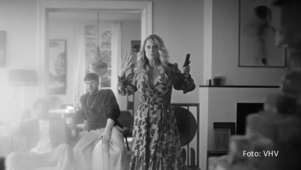 Als Gesicht der Werbekampagne des Versicherungskonzerns VHV ist Entertainerin Barbara Schöneberger ab 1. Juli in einem neuen Spot zu sehen. In „Nachbarn“ macht sie gewohnt humorvoll auf die Wichtigkeit einer privaten Haftpflichtversicherung aufmerksam. (Foto: VHV)