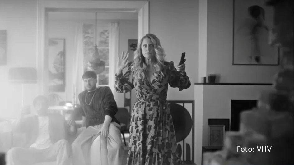 Als Gesicht der Werbekampagne des Versicherungskonzerns VHV ist Entertainerin Barbara Schöneberger ab 1. Juli in einem neuen Spot zu sehen. In „Nachbarn“ macht sie gewohnt humorvoll auf die Wichtigkeit einer privaten Haftpflichtversicherung aufmerksam. (Foto: VHV)