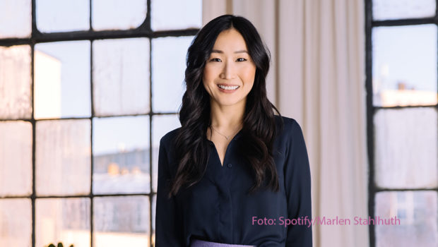 Zum zweiten Mal lädt Spotify am 20. April in Berlin zu seinem Podcast-Kongress „All Ears“ ein. Das Team um DACH-Podcastchefin Saruul Krause-Jentsch hat dafür ein umfangreiches Programm mit namhaften Speakern wie Anke Engelke, Luisa Neubauer, Rezo und Tommi Schmitt zusammengestellt. (Foto: Spotify/Marlen Stahlhut)