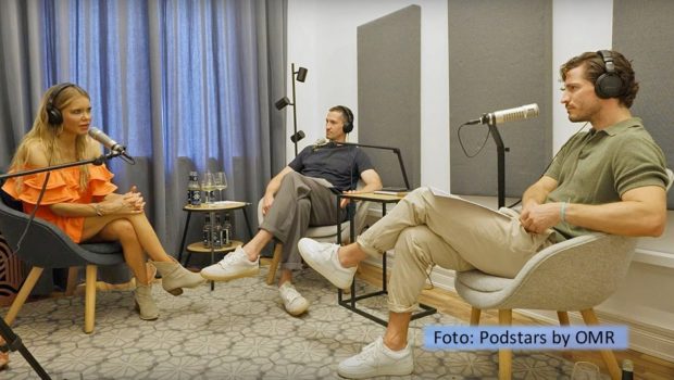 Im neuen Videopodcast „Spotlight“ von Ex-Fußballprofi René Adler und Schauspieler Milan Marcus ist diesmal die Moderatorin und Autorin Laura Karasek zu Gast. Die drei sprechen u.a. über Größenwahn sowie den Umgang mit Kritik und Anfeindungen. (Foto: Podstars by OMR)