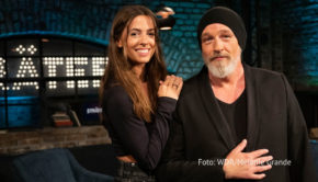 Am Donnerstagabend, den 26. Oktober lädt Torsten Sträter im Ersten zu einer neuen Ausgabe seiner gleichnamigen Comedy-Show im Ersten ein. Dieses Mal begrüßt der Kabarettist die Sängerin Vanessa Mai, die nicht nur über ihre Kariere spricht, sondern auch gleich eine kleine Tanzeinlage einlegt. (Foto: WDR/Melanie Grande)