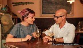 Bei National Geographic feiert die kulinarische Doku-Serie „Stanley Tucci in Italien“ ab dem 19. Mai ihre deutsche TV-Premiere. Der titelgebende Hollywoodstar reist zum Auftakt in die Toskana, um Land, Leute und Essen zu erkunden. So trifft er u.a. Matilde Pettini in ihrer Trattoria „Dalla Lola“. Foto © National Geographic/Matt Holyoak