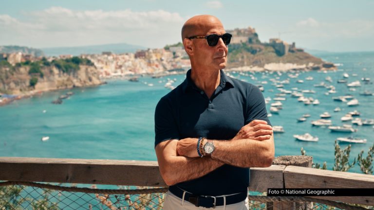 „Der Teufel trägt Prada“-Star Stanley Tucci ist passionierter Feinschmecker und nun wieder kulinarischer Reiseführer: Ab Montag, den 18. Mai, zeigt National Geographic die zweite Staffel seiner preisgekrönten Dokuserie „Stanley Tucci in Italien“. Foto © National Geographic