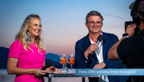 Am Samstag feierte die „Starnacht am Wörthersee“ mit ihrer parallelen Ausstrahlung im ORF 2 und im Ersten ihre Eurovisionspremiere. Das Moderations-Duo Barbara Schöneberger und Hans Sigl konnte sich dabei über eine hervorragende Quote sowohl in Deutschland als auch in Österreich freuen. (Foto: ORF/Ip Media/Peter Krivograd)