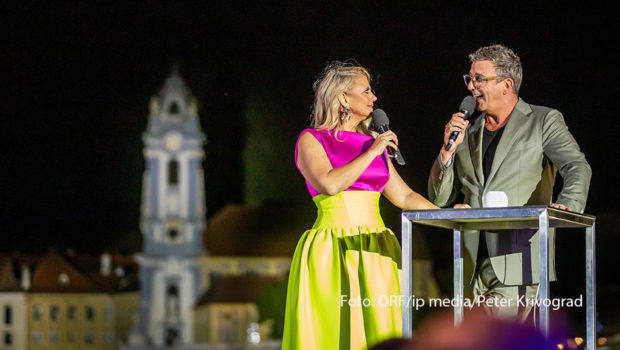 Am 23. September laden Barbara Schöneberger und Hans Sigl zur letzten „Starnacht“ dieses Sommers ein. Ort des Geschehens ist die niederösterreichische Gemeinde Rossatzbach in der Wachau. Zum Line-up des Abends zählen u.a. Anastacia, Andreas Gabalier, Die Prinzen und Sasha. (Foto: ORF/ip media/Peter Krivograd)