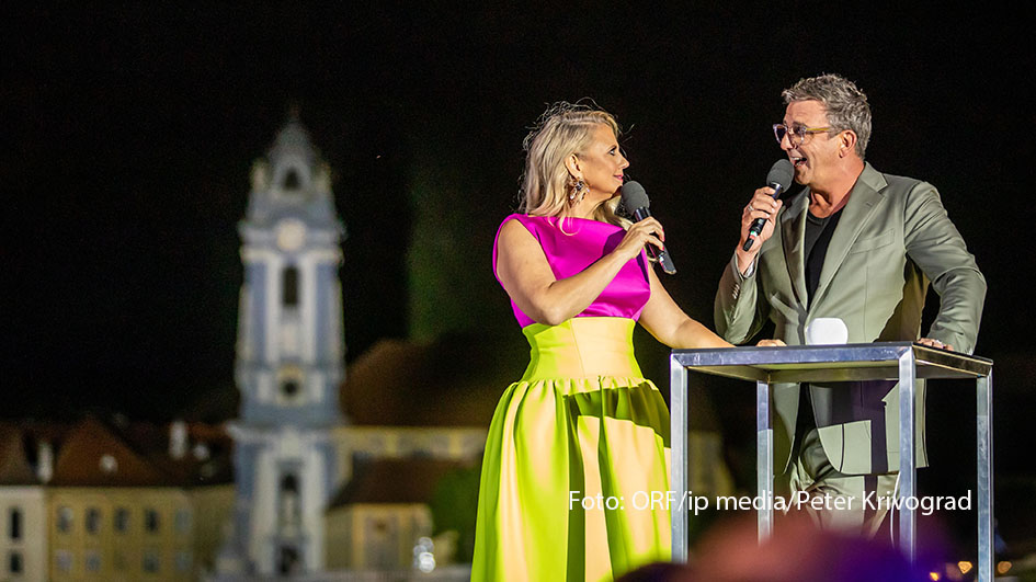 Am 23. September laden Barbara Schöneberger und Hans Sigl zur letzten „Starnacht“ dieses Sommers ein. Ort des Geschehens ist die niederösterreichische Gemeinde Rossatzbach in der Wachau. Zum Line-up des Abends zählen u.a. Anastacia, Andreas Gabalier, Die Prinzen und Sasha. (Foto: ORF/ip media/Peter Krivograd)