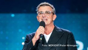 Schauspieler und Moderator und Hans Sigl, der noch am Wochenende mit Barbara Schöneberger durch die „Starnacht in der Wachau“ führte, hat zum Jahresende einen weiteren großen Show-Auftritt im Ersten und bei SRF 1. Er übernimmt bei „Die große Silvester Show“ den Posten von Jörg Pilawa. (Foto: MDR/ORF/Peter Krivograd)