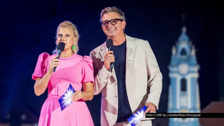 In der Weltkulturerbe-Region Wachau führen Barbara Schöneberger und Hans Sigl am 19. September durch den Abschluss der „Starnacht“-Saison 2026. Neben MDR und ORF 2 ist die prominent besetzte Musikshow erstmals auch im Schweizer Fernsehen bei SRF 1 zu sehen. Foto © ORF/ip | media/Peter Krivograd
