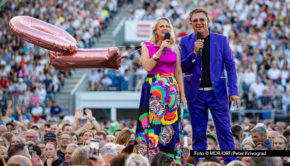 Im Juli feierte die „Starnacht am Wörthersee“ gleich zwei Jubiläen: 25 Jahre erfolgreiche Showgeschichte und zehn Jahre Barbara Schöneberger als Moderatorin. Am 16. August zeigt Das Erste die Jubiläumsausgabe des ORF-Quotenhits zur besten Sendezeit um 20:15 Uhr. Foto © MDR/ORF/Peter Krivograd