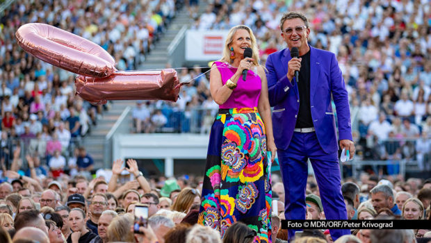 Im Juli feierte die „Starnacht am Wörthersee“ gleich zwei Jubiläen: 25 Jahre erfolgreiche Showgeschichte und zehn Jahre Barbara Schöneberger als Moderatorin. Am 16. August zeigt Das Erste die Jubiläumsausgabe des ORF-Quotenhits zur besten Sendezeit um 20:15 Uhr. Foto © MDR/ORF/Peter Krivograd