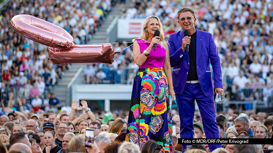 Im Juli feierte die „Starnacht am Wörthersee“ gleich zwei Jubiläen: 25 Jahre erfolgreiche Showgeschichte und zehn Jahre Barbara Schöneberger als Moderatorin. Am 16. August zeigt Das Erste die Jubiläumsausgabe des ORF-Quotenhits zur besten Sendezeit um 20:15 Uhr. Foto © MDR/ORF/Peter Krivograd