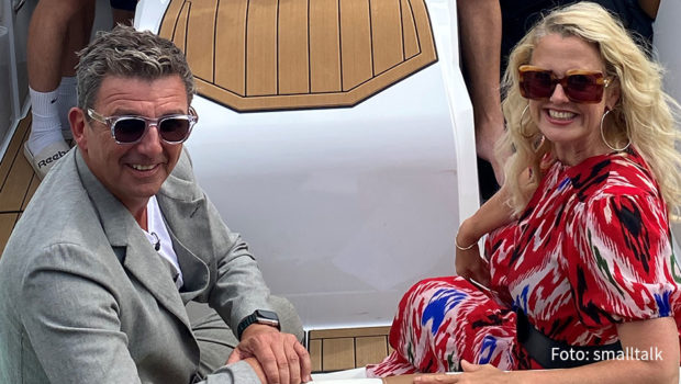 Am Samstagabend zeigen ORF 2, das MDR und SWR Fernsehen sowie erstmals auch der NDR die traditionsreiche Musikshow „Starnacht am Wörthersee“. Moderatorin Barbara Schöneberger präsentiert das internationale Line-up erstmals gemeinsam mit „Bergdoktor“-Star Hans Sigl. (Foto: smalltalk)