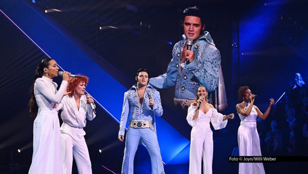 Die No Angels stehen für „Staying Alive – Stars singen mit Legenden“ u.a. mit Elvis Presley auf der Bühne. Neben dem „King“ feiern in der zweiteiligen ProSieben-Show auch Whitney Houston, Freddie Mercury und Amy Winehouse ein posthumes Comeback. Die erste Ausgabe läuft am 25. April. Foto © Joyn/Willi Weber