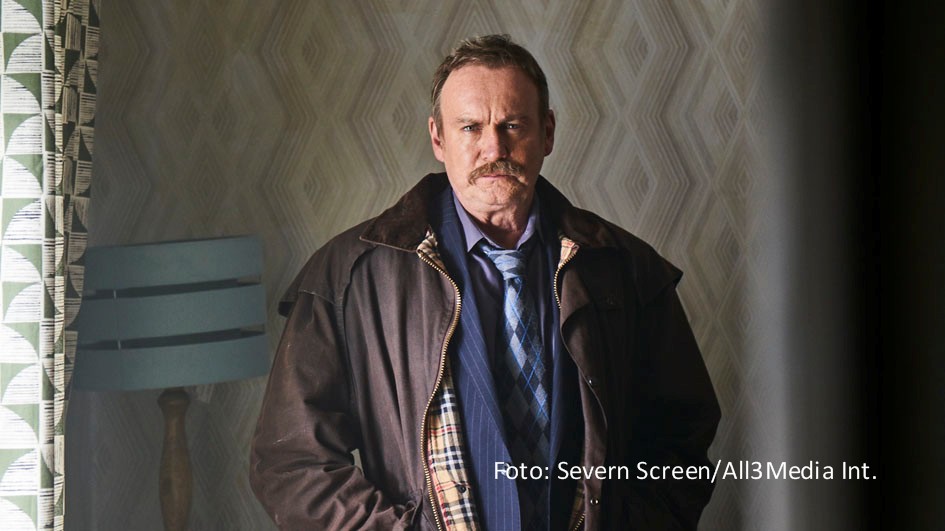 In der walisischen Krimi-Serie „Steeltown Murders“, die MagentaTV jetzt in Deutschland gestartet hat, spielt Philip Glenister den Polizisten DCI Paul Bethell, der nach fast 30 Jahren einen Serienmörder entlarven will. Der Vierteiler basiert auf wahren Begebenheiten. (Foto: Severn Screen/All3Media International)