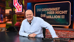 Die Spielshow „Du gewinnst hier nicht die Million bei Stefan Raab“ startet ab dem 12. Februar im linearen Fernsehen und läuft immer mittwochs um 20:15 Uhr auf RTL. Zur Premiere begrüßt Stefan Raab prominente Gäste wie Robert Habeck und Barbara Schöneberger. (Foto: RTL/Raab Entertainment/Julia Feldhagen)