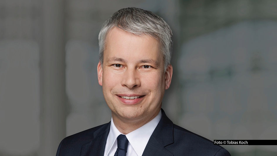 Alles bröckelt, alles wartet auf den nächsten verspäteten Zug: Welche Pläne hat Verkehrsminister Steffen Bilger? Bei Sandra Maischberger ist er am 19. August zu Gast. Zudem schildert ARD-Korrespondentin Susanne Petersohn die aktuelle Lage im Ukraine-Krieg. (Foto © Tobias Koch)