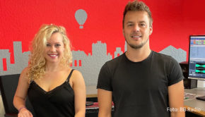 Die Musikerin. Influencerin und Moderatorin Steffi Landerer ist heute Abend im Programm von BB Radio bei ihrem Kollegen Alexander Knappe zu Gast. Dessen Show „Die Knappe Stunde“ startet um 21:00 Uhr. (Foto: BB Radio)