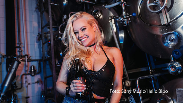 Sängerin Steffi Landerer wird am 17. Juni offiziell zur Brandenburger Bierbotschafterin ernannt und ist damit die erste Frau in diesem Amt. „Bierbrauerei“, die passende Pop-Schlager Hymne zum Ehrentitel, hat die als Steffy Metal auftretende Künstlerin bereits vor einigen Wochen veröffentlicht.(Foto: Sony Music/Hello Bipo)